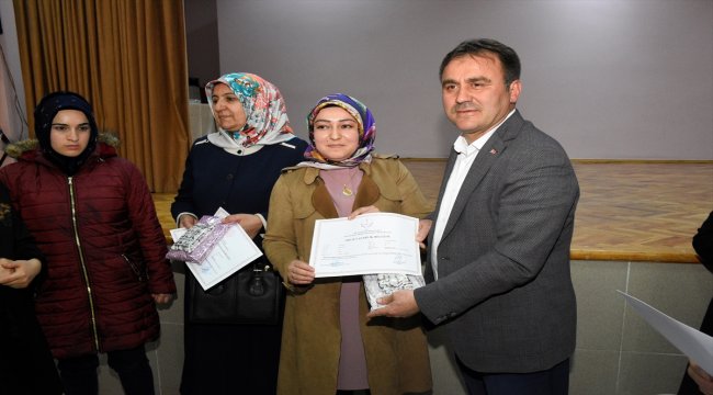 Gümüşhane'de okuma-yazma öğrenenler belgelerini aldı