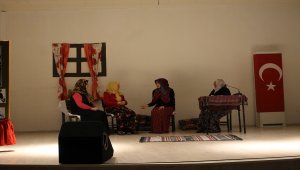 Halk eğitim merkezi kursiyerlerinden tiyatro gösterisi