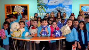 İlkokul öğrencilerinden ihtiyaç sahibi çocuklara oyuncak