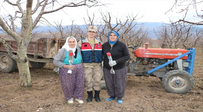 Kadın astsubaylardan kadınlara karanfil