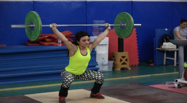 Kadın milli haltercilerin gözü madalyada