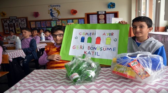 Minik öğrenciler geri dönüşüm için ev ev geziyor