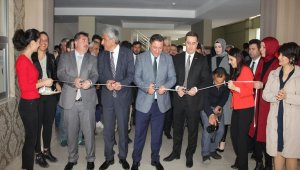 Minik öğrencilerden bayrak sergisi