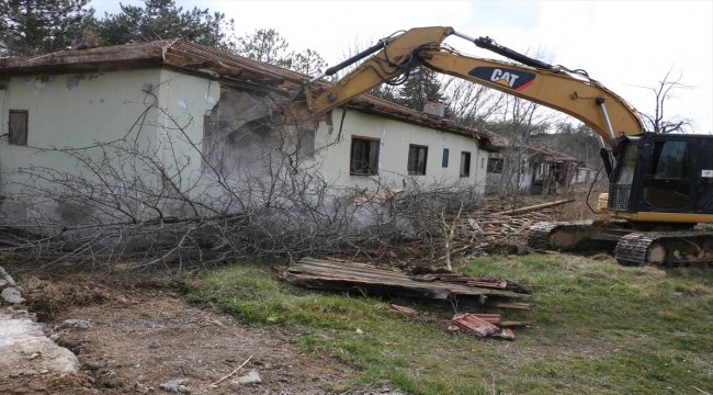 Mudurnu'da eski lojmanların yıkımı gerçekleştirildi