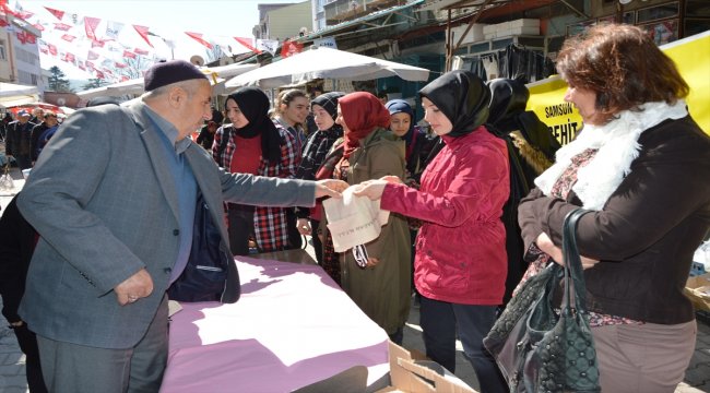 Öğrenciler diktikleri bez çantaları vatandaşlara dağıttı
