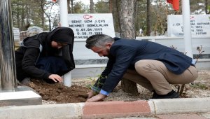 Öğrencilerin yetiştirdiği güller şehit kabirlerine dikildi
