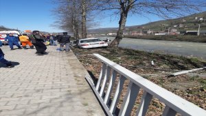 Otomobil bariyere çarptı: 1 ölü 3 yaralı