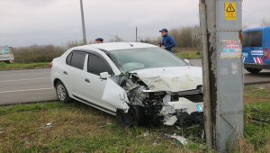 Otomobil elektrik direğine çarptı: 1 yaralı