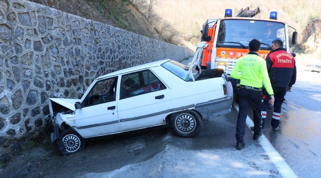 Otomobil su kanalına devrildi: 2 yaralı