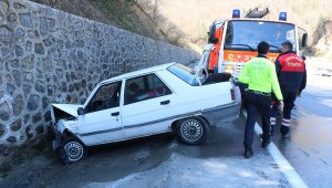 Otomobil su kanalına devrildi: 2 yaralı