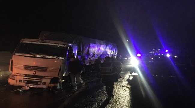 Özel harekat polislerini taşıyan pikap tırla çarpıştı