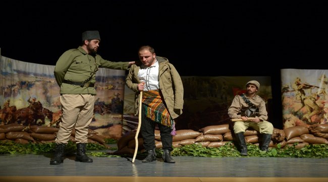 Polis ve askerler Çanakkale Zaferi için sahneye çıktı