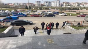 Sahte pasaportla yurt dışına çıkmak istedikleri iddiası