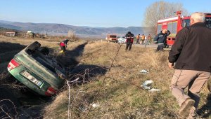 Sinop'ta otomobil su kanalına devrildi: 3 yaralı