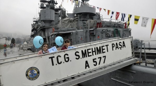 Tatbikata katılan savaş gemileri halkın ziyaretine açıldı