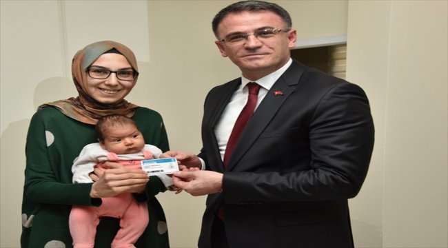 Tokat Valisi Balcı'dan yeni doğan bebeklere kütüphane üyelik kartı