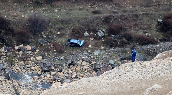 Uçuruma yuvarlanan otomobildeki 2 kişi hayatını kaybetti