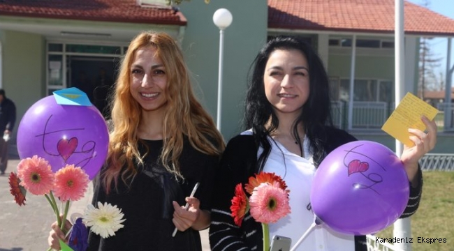 Üniversite öğrencileri kadın işçilerin Kadınlar Günü'nü kutladı