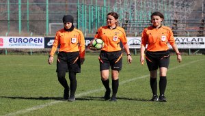 Veteranlar maçında kadın hakemler görev yaptı
