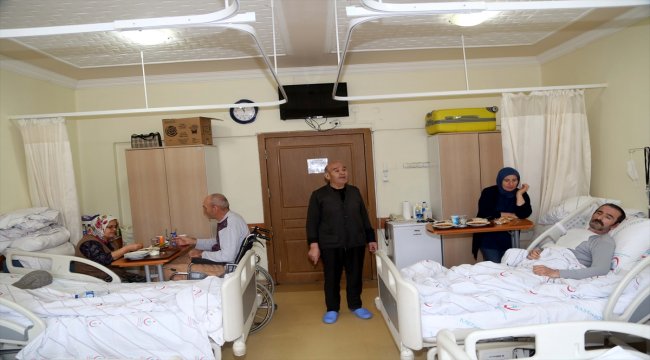 Yatalak halde geldiği merkezde hastalara moral aşılıyor