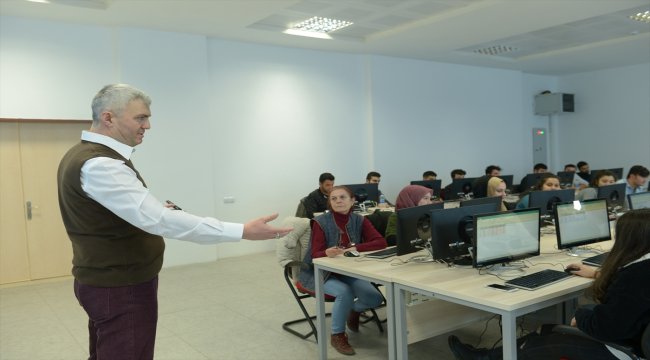 Yeğeninin teklifiyle 60 yaşında üniversiteli oldu