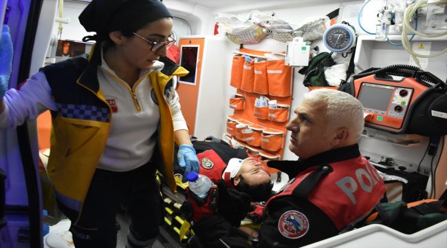 Yunus ekibinin motosikleti otomobille çarpıştı: 2 polis yaralı