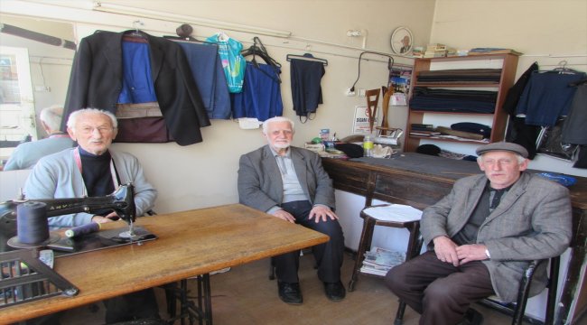 90 yaşında mesleğini sürdürüyor