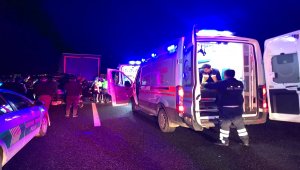 Anadolu Otoyolu'nda tırla minibüs çarpıştı: 5 ölü, 3 yaralı