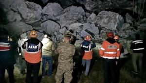 Artvin'de Karadeniz Sahil yolundaki tünelde göçük