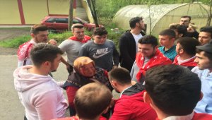 Asker adayları şehidin annesinden helallik istedi