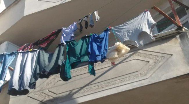 Balkonda asılı kalan tavuğu itfaiye ekipleri kurtardı