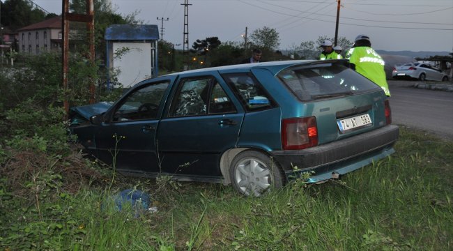 Bartın'da otomobil aydınlatma direğine çarptı: 4 yaralı