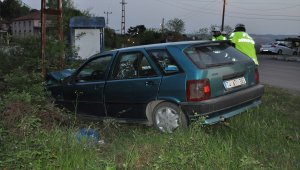 Bartın'da otomobil aydınlatma direğine çarptı: 4 yaralı