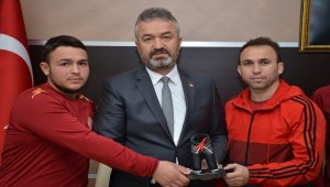 Başarılı güreşçilerden Topaloğlu'na ziyaret
