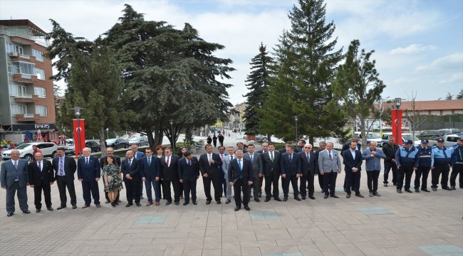 Başkan Aşgın, Atatürk Anıtı'na çelenk sundu