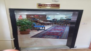Belediye başkanlığını devralıp makam kapısını söktürdü