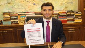 Belediyenin alacak ve borçlarını pankarta yazdırdı