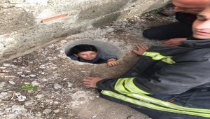 Çukura düşen çocuğu itfaiye ekipleri kurtardı
