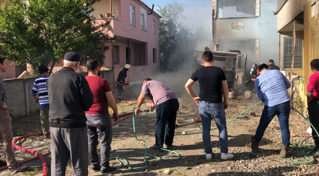 Düzce'de park halindeki minibüs yandı