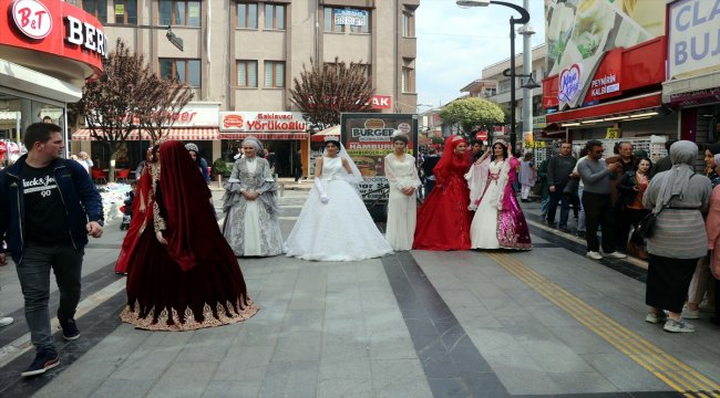 Gelinlikleri sokak defilesiyle tanıttı