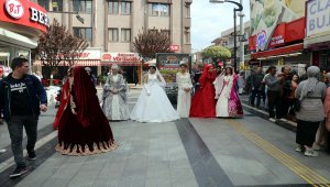Gelinlikleri sokak defilesiyle tanıttı