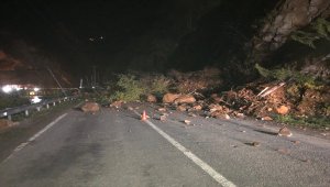 Giresun'da heyelan kara yolunu kapattı
