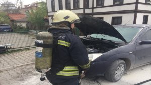Hareket halindeki otomobilde yangın çıktı