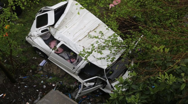 İşçileri taşıyan minibüs fındık bahçesine devrildi: 7 yaralı