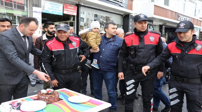 Kavga ihbarına gelen polise pasta sürprizi
