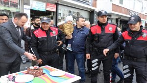 Kavga ihbarına gelen polise pasta sürprizi