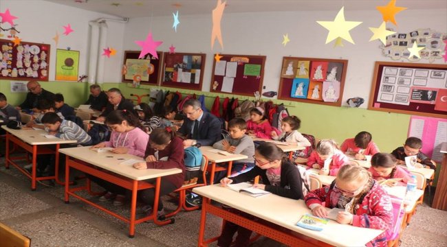 Kaymakam Pişkin öğrencilerle kitap okudu