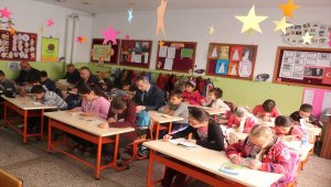 Kaymakam Pişkin öğrencilerle kitap okudu