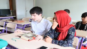 Kur'an'ı ezbere okuyan otizmli genç hafız oldu