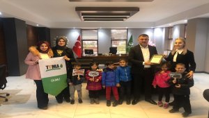 Minik öğrenciler projelerini Belediye Başkanı Yavuz'a sundu